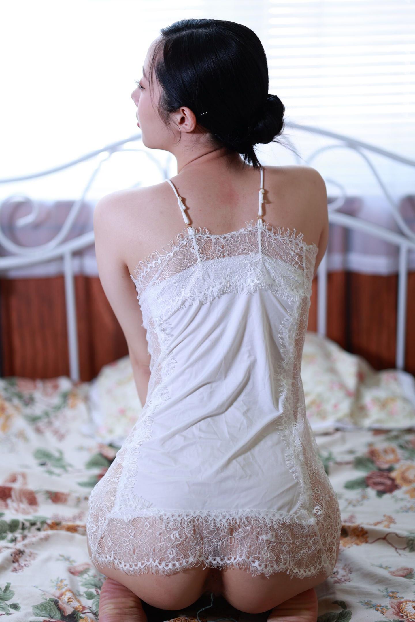 是一個五星級賓館的紅牌妓女 她皮膚白嫩、乳房嬌小