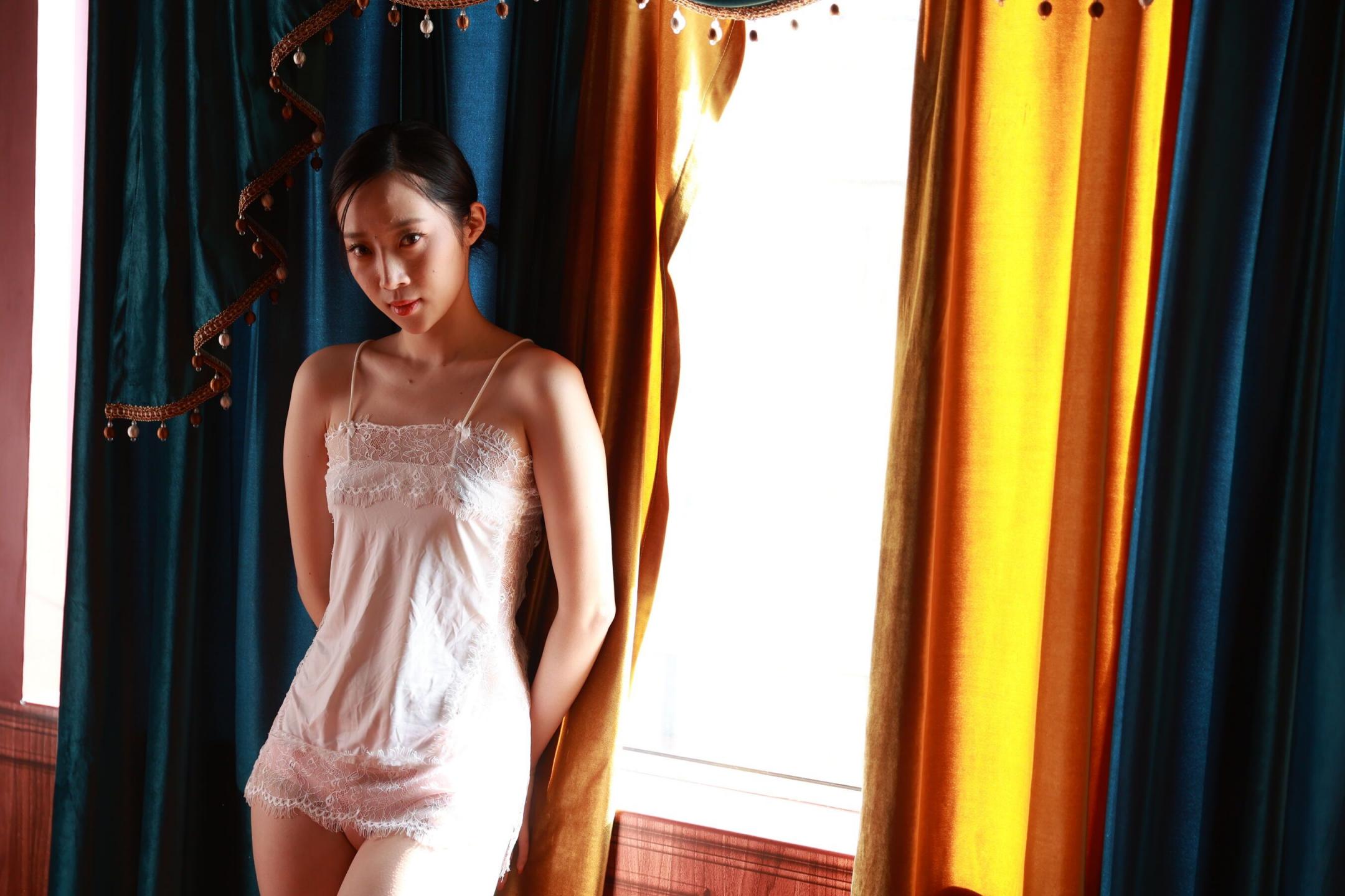 是一個五星級賓館的紅牌妓女 她皮膚白嫩、乳房嬌小